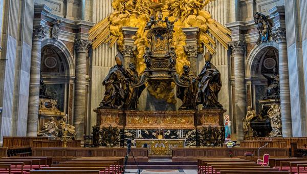 CHAIRE-DE-SAINT-PIERRE-ZOOM-SHUTTERSTOCK