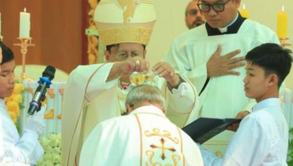 Mgr-Peter-Tin-Wai-BIRMANIE-CONSECRATION-AGENCE-FIDES