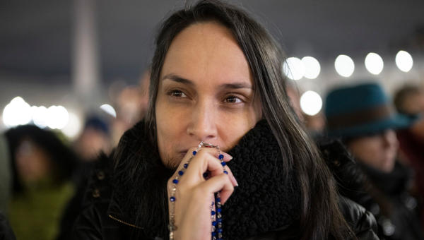 POPE-FRANCIS-HEALTH-HOSPITAL-ROSARY-PRAYER