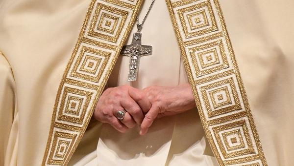 pope hands cross