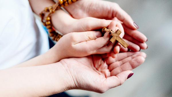 mom-child-rosary-