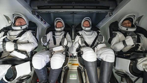 Astronauci wracający na Ziemię.