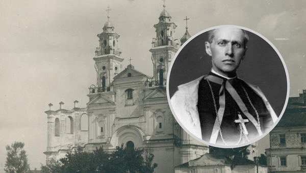 Biskup Zygmunt Łoziński na tle katedry w Pińsku