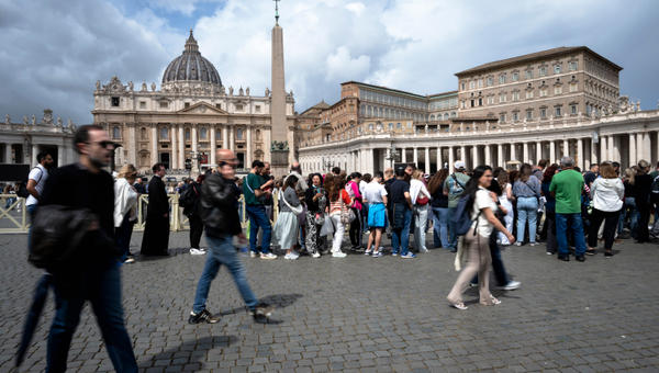 People queue to enter St Peter's Square near The Vatican, in Rome on April 24, 2025. The Vatican said on April 24, 2025,
