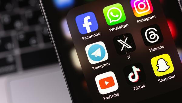 RESEAUX-SOCIAUX-shutterstock