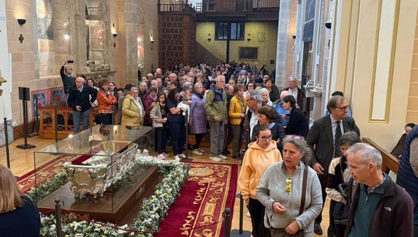 Multitudinaria exposición del cuerpo incorrupto de santa Teresa de Ávila