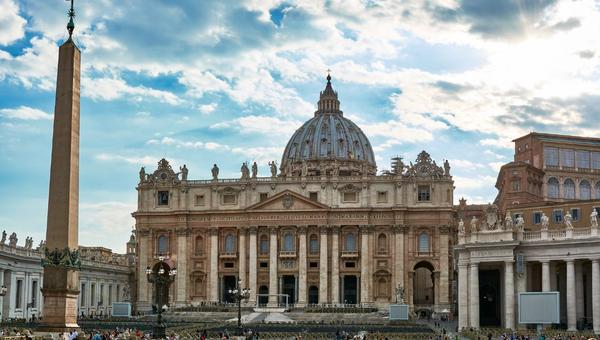 PLACE-SAINT-PIERRE-VATICAN-SHUTTERSTOCK