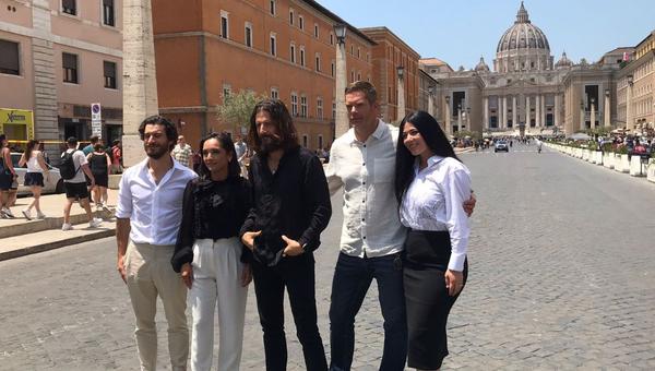 El elenco de la serie the chosen visitó el Vaticano. Jonathan Roumie