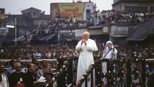 Calcutta, India - February 1986 During his visit, the Pope went to the house wich the priest of the goddess Kali gave Mother Teresa to look after the dying homeless
