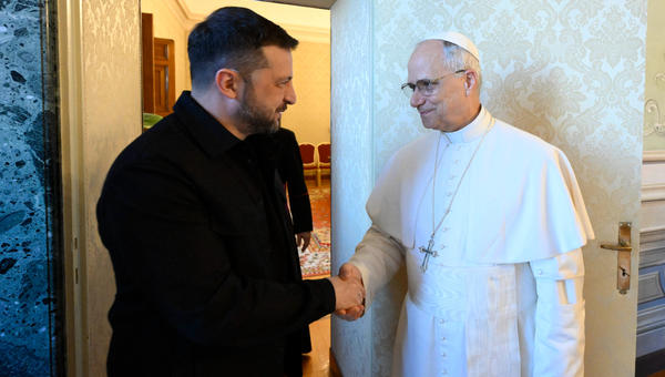 Le président ukrainien Volodymyr Zelensky et le pape Léon XIV