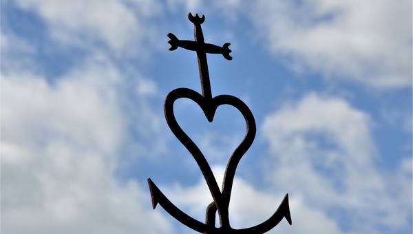Comment la croix de camargue nous parle des 3 vertus théologales ?
