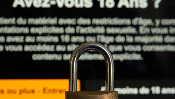 Contrôle de l'âge : l’Arcom met en demeure cinq sites pornographiques