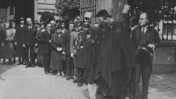 Kondukt żałobny Hiroyukiego Kawai przed ambasadą Japonii 17 sierpnia 1933 r. Na pierwszym planie żona i córki zmarłego.