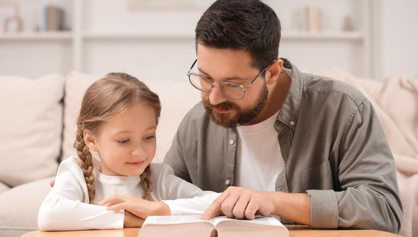 niña leyendo Biblia