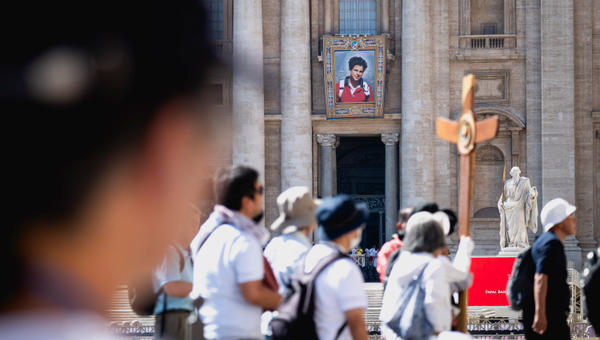 tapestry-portrait-blessed-carlo-acutis-blessed-pier-giorgio-frassati-canonization-st.-peters-basilica-vatican