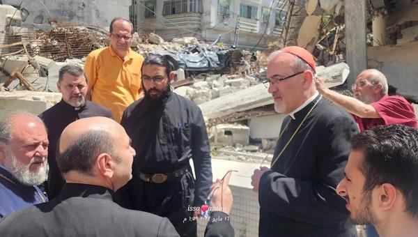 Cardinal Pizzaballa in Gaza with Fr. Romanelli (in the left foreground, pointing at the cardinal)