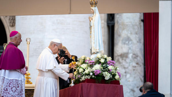 pope-leo-XIV-prayer-vigil-rosary-