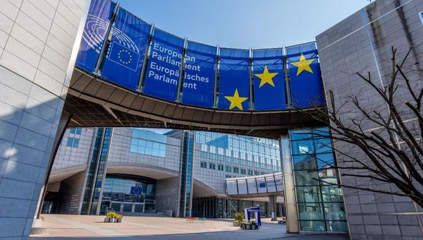 Pour la première fois, le Parlement européen sera éclairé en rouge