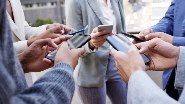 Personnes avec leurs téléphones