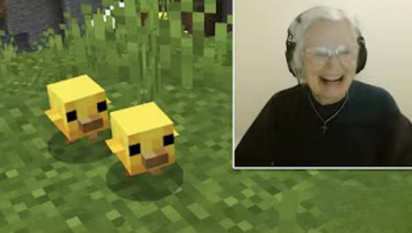 Sue Jacquot, 81 ans, jouant à Minecraft