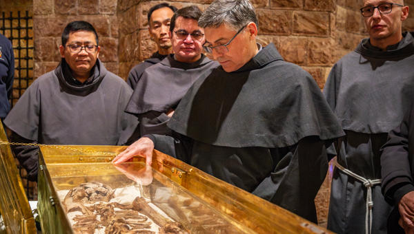 Les reliques de saint François exhumées à Assise pour un mois.