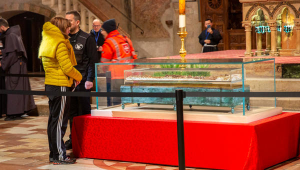 assisi-st-francis-relics-public-veneration-2026