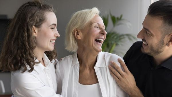 Comment s’organiser dans la fratrie pour prendre soin de parents vieillissants ?