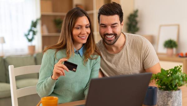 Les jeunes couples réinventent la gestion de l’argent