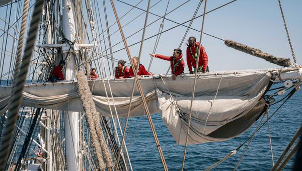 Des jeunes en stage de navigation sur le trois-mâts Belem en 2025.