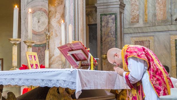 Misa tridentina, Roma, concilio Vaticano II, latín, de espadas, pueblo, colores litúrgicos