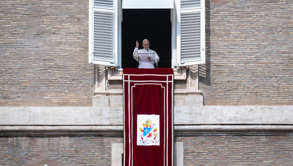 pope-leo-xiv--sunday-angelus-prayer-apostolic-palace