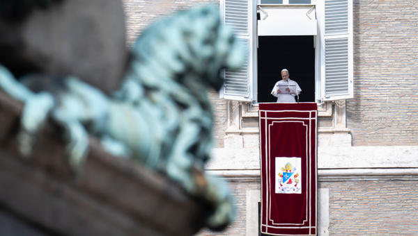 pope-leo-xiv--sunday-angelus-prayer-apostolic-palace