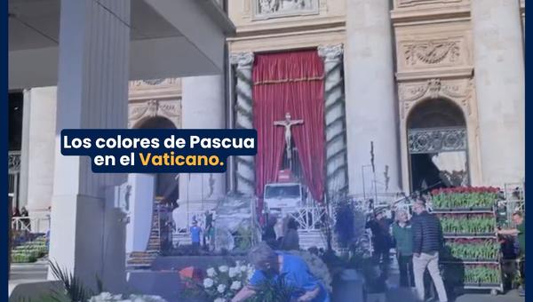 Los colores de Pascua en el Vaticano.