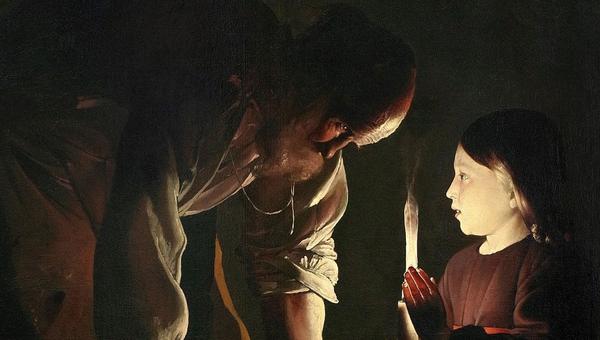 Saint joseph travaille tout en fixant son fils, l'air préoccupé