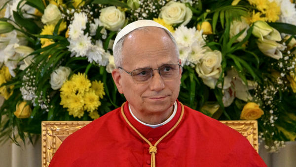 pope-leo-xiv-yaounde-cameroon-africa-close-flowers