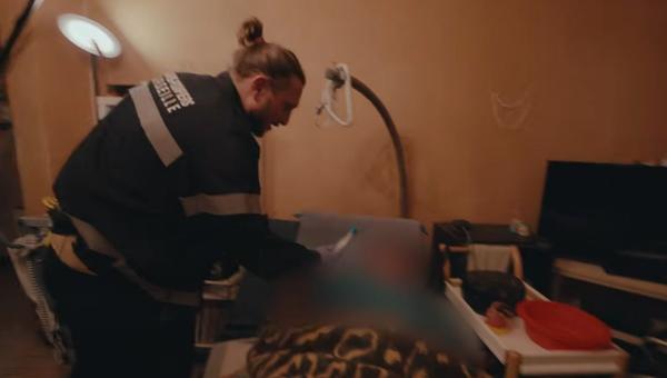 McFly propose de déposer une Vierge Marie remplie d'eau de Lourdes auprès d'une femme handicapée et alitée