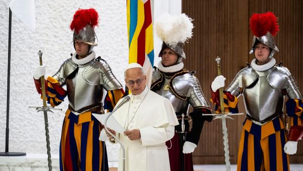 Ce jeudi 6 mai, 28 jeunes hommes ont prononcé leur serment marquant ainsi leur entrée dans la Garde suisse, l’armée du Vatican.