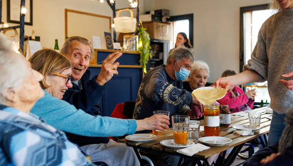Antoine Girard, fondateur de l’association "Bistrot Bertha", développe depuis 2023 des cafés associatifs au sein des Ehpad.