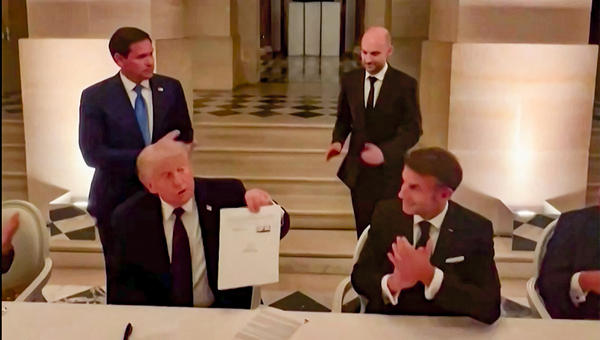Le président américain Donald Trump et le président français Emmanuel Macron lors de la signature d'un accord avec l'Iran visant à mettre fin à la guerre au Moyen-Orient, au château de Versailles, le 17 juin 2026.