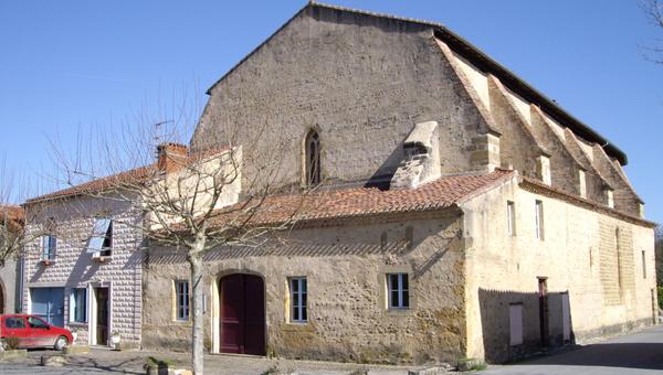 Avec une température intérieure avoisinant les 25 degrés, l'ancien monastère des Carmes de Trie-sur-Baïse, en Hautes-Pyrénées, apparaît comme l’endroit idéal pour faire composer les élèves dans la fraîcheur.