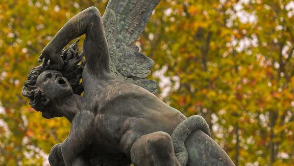 Fontaine de l'Ange déchu, sculpture de Ricardo Bellver (es), 1877.
