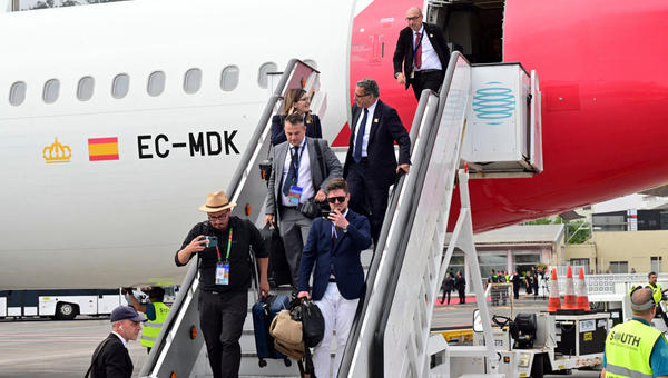 journalists-disembark-papal-plane-takeoff-delayed-incident-los-rodeos-international-airport-canary-island-tenerife