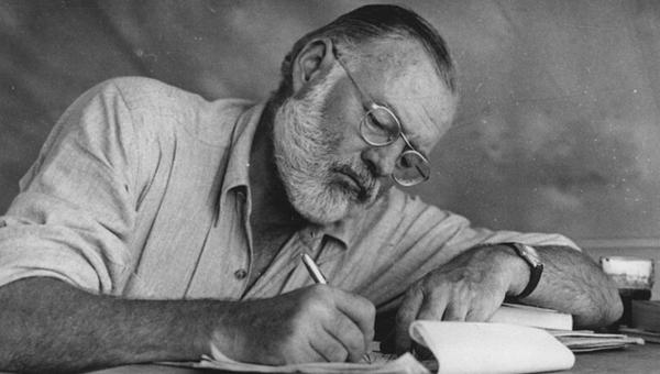 Au fondement de la vie d'Ernest Hemingway se trouvait une foi et une spiritualité profonde, dissimulées comme un iceberg sous la surface d'un océan.