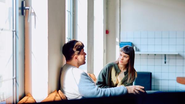 pareja-charla
