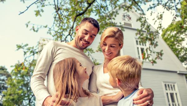 Familia-educa-hijos-con -amor-cónyuges