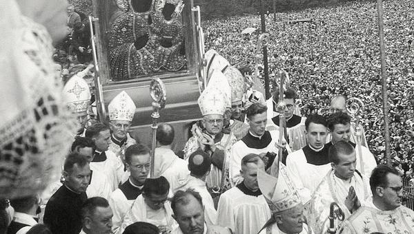 Cudowny Obraz Matki Boskiej Częstochowskiej wyniesiony na Wały Jasnogórskie, 26 sierpnia 1956 r.