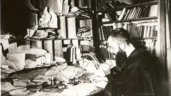 o. Maksymilian Kolbe przy biurku redakcyjnym w japońskim Niepokalanowie, pierwsza połowa lat 30.