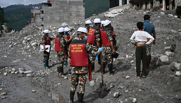 Nepalscy ratownicy prowadzą poszukiwania zaginionych osób