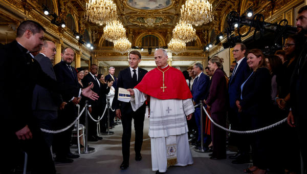 POPESVISITTOFRANCE-01-Pope-Leo-XIV-Macron-Elysee-Presidential-Palace