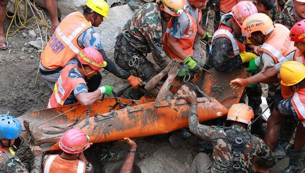 deux ouvriers retrouvés vivants au Népal neuf jours après la catastrophe